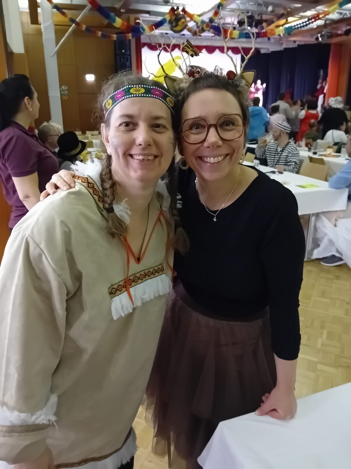 zwei lachende Frauen