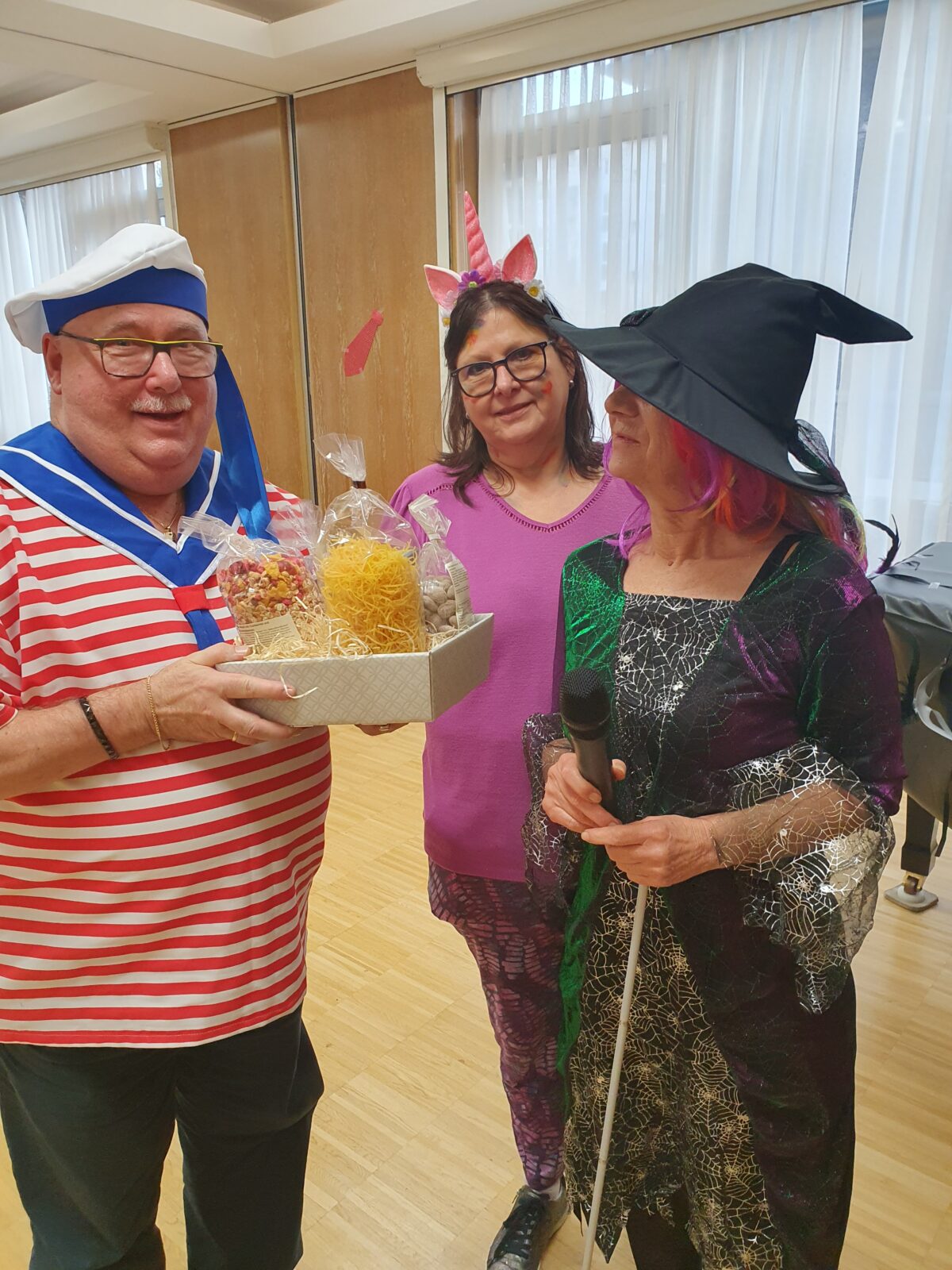 verkleidete Menschen als Matrose, Einhorn und Hexe