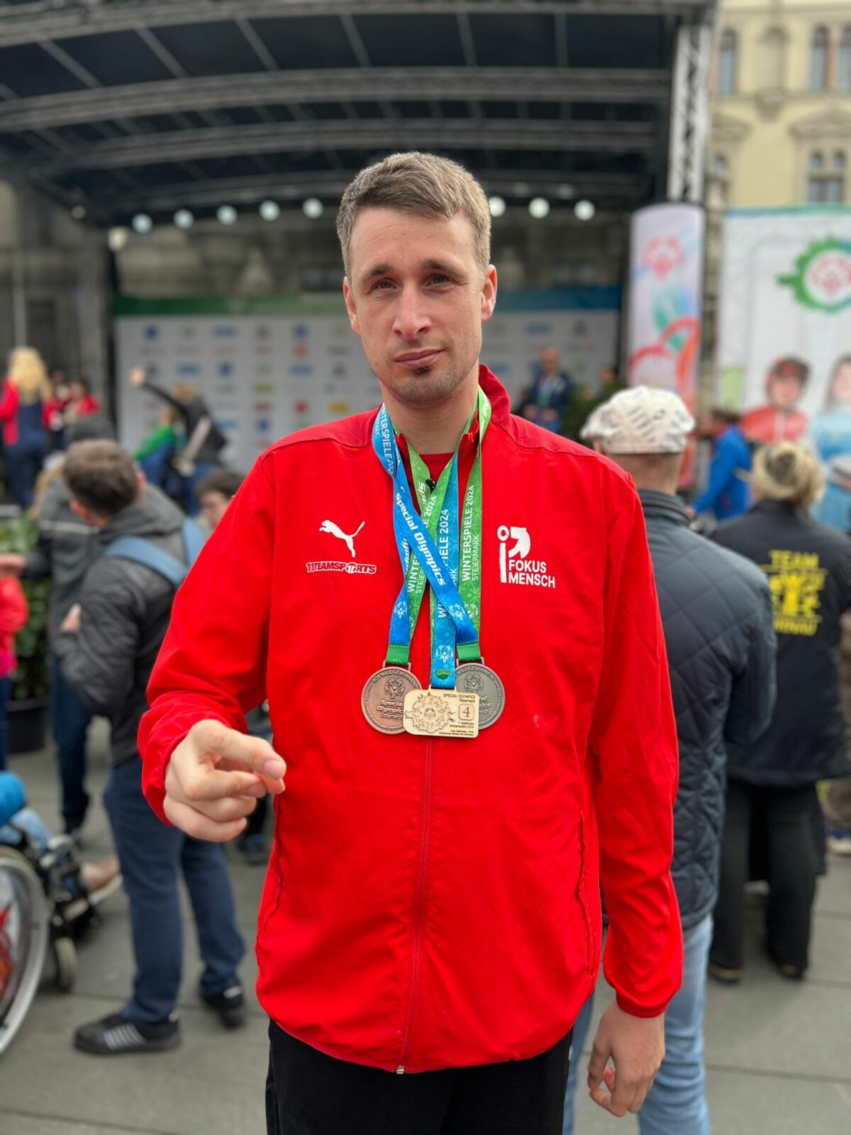 Mann mit drei Medaillen