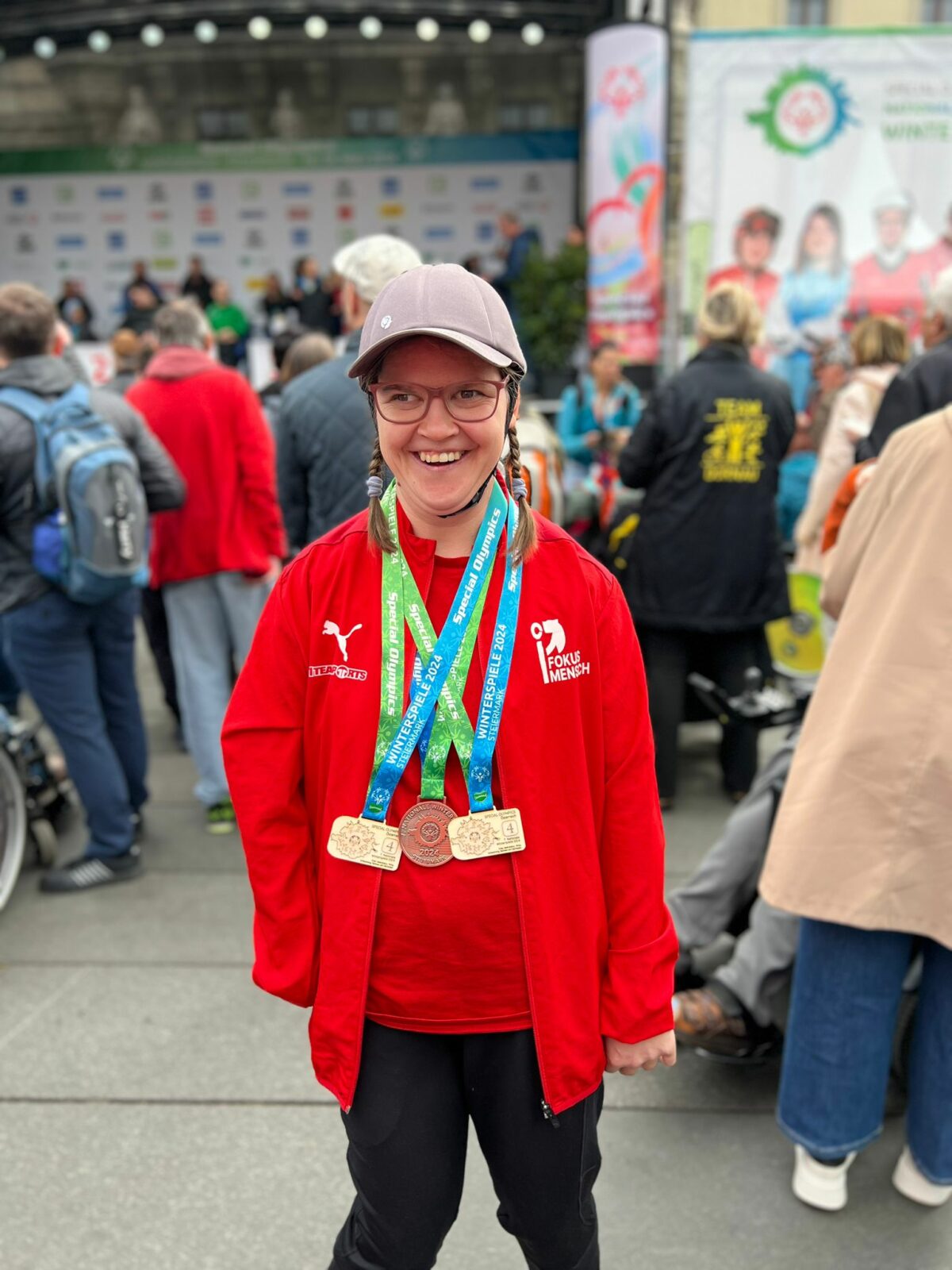 Frau mit drei Medaillen 