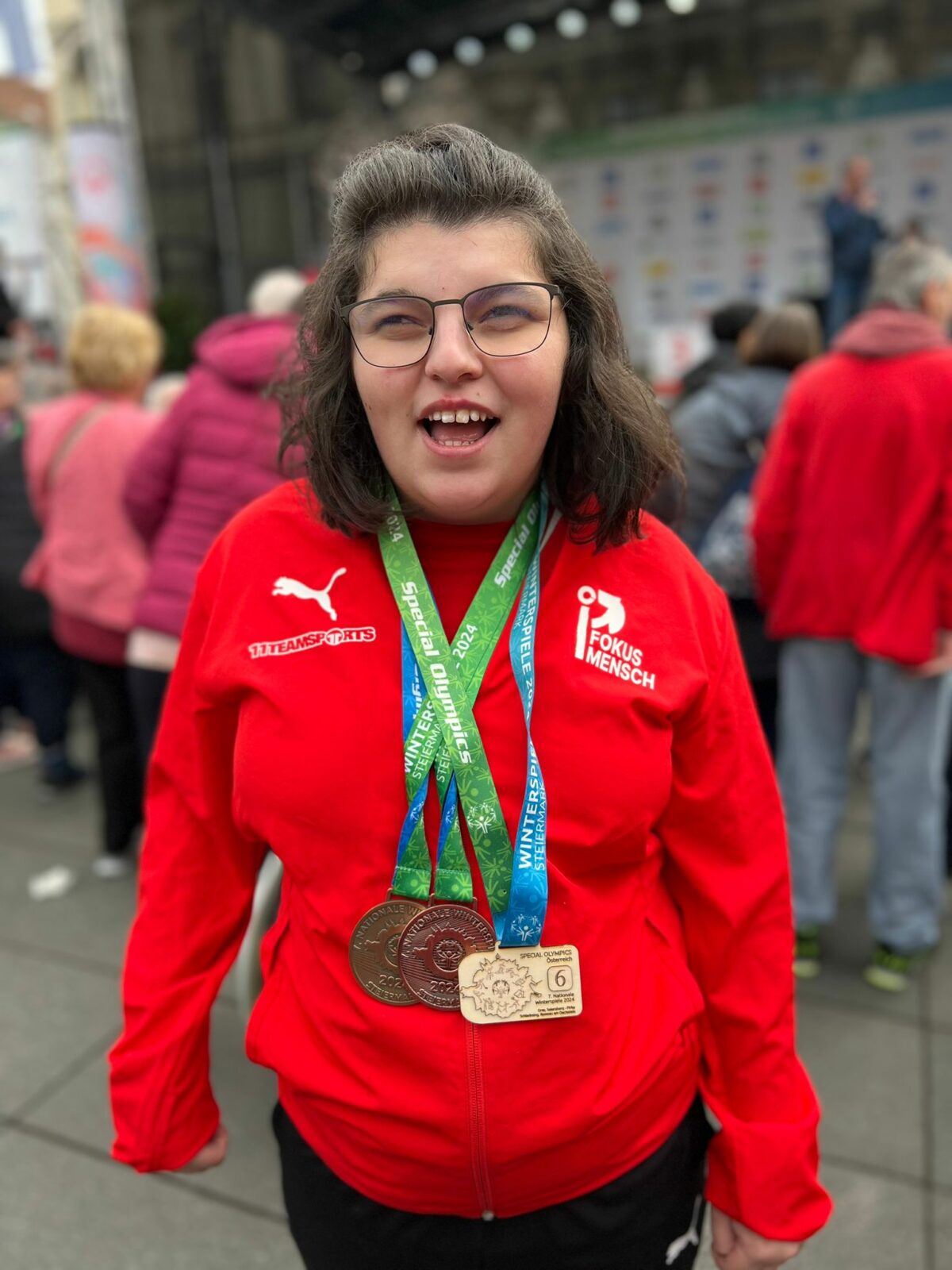 Frau mit drei Medaillen