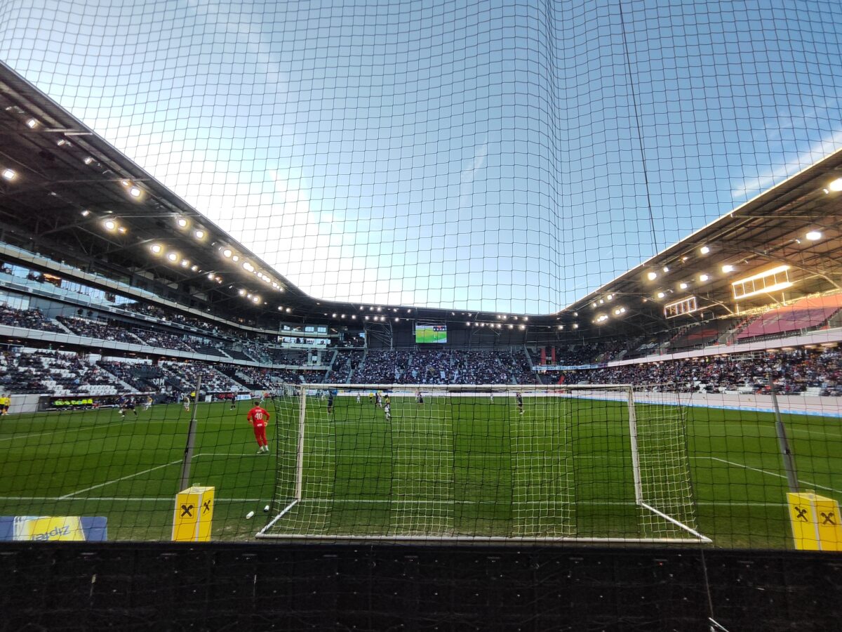 Fussballtor von hinten, Blick aufs Spielfeld