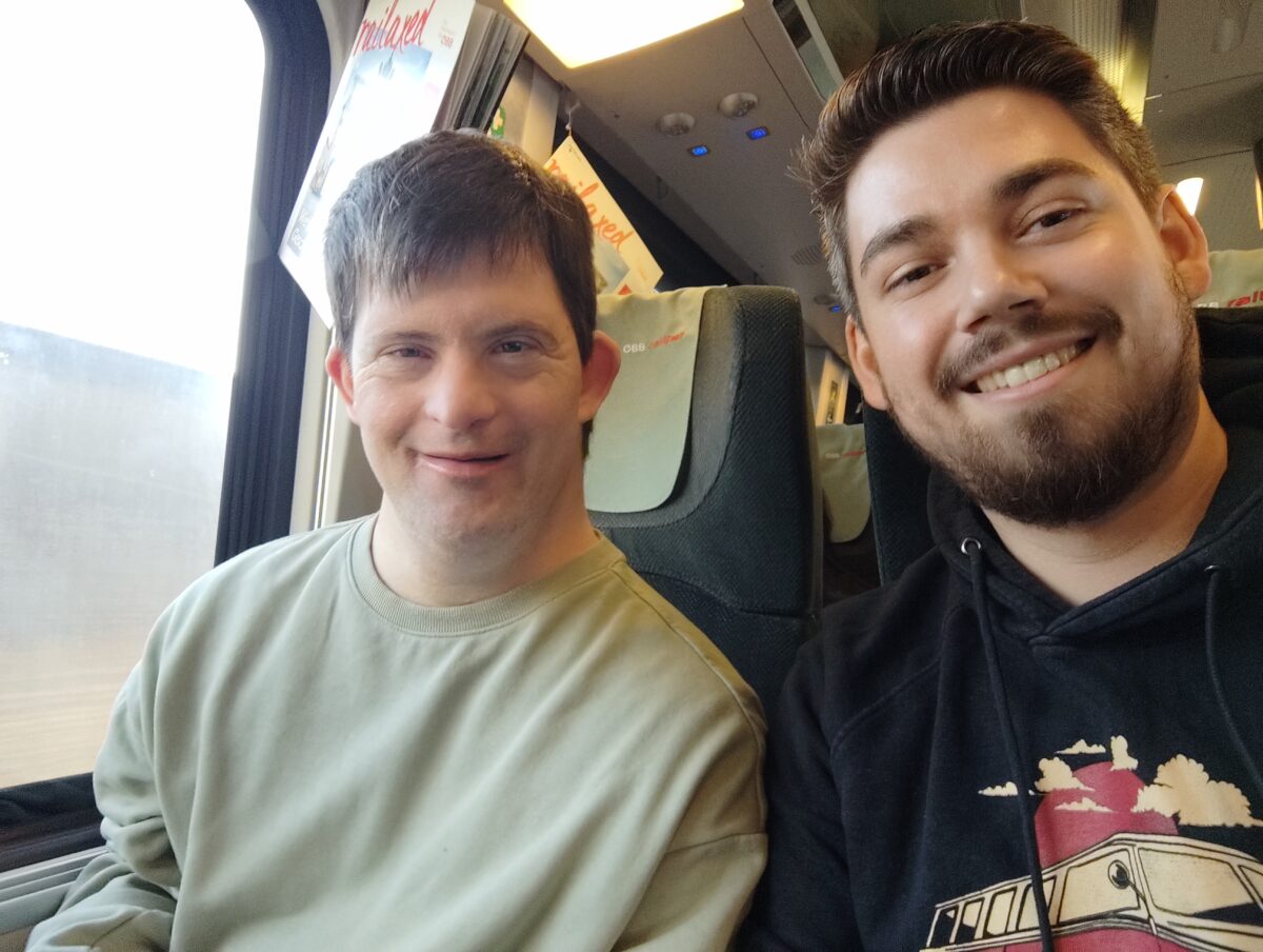 zwei Männer sitzen im Zug