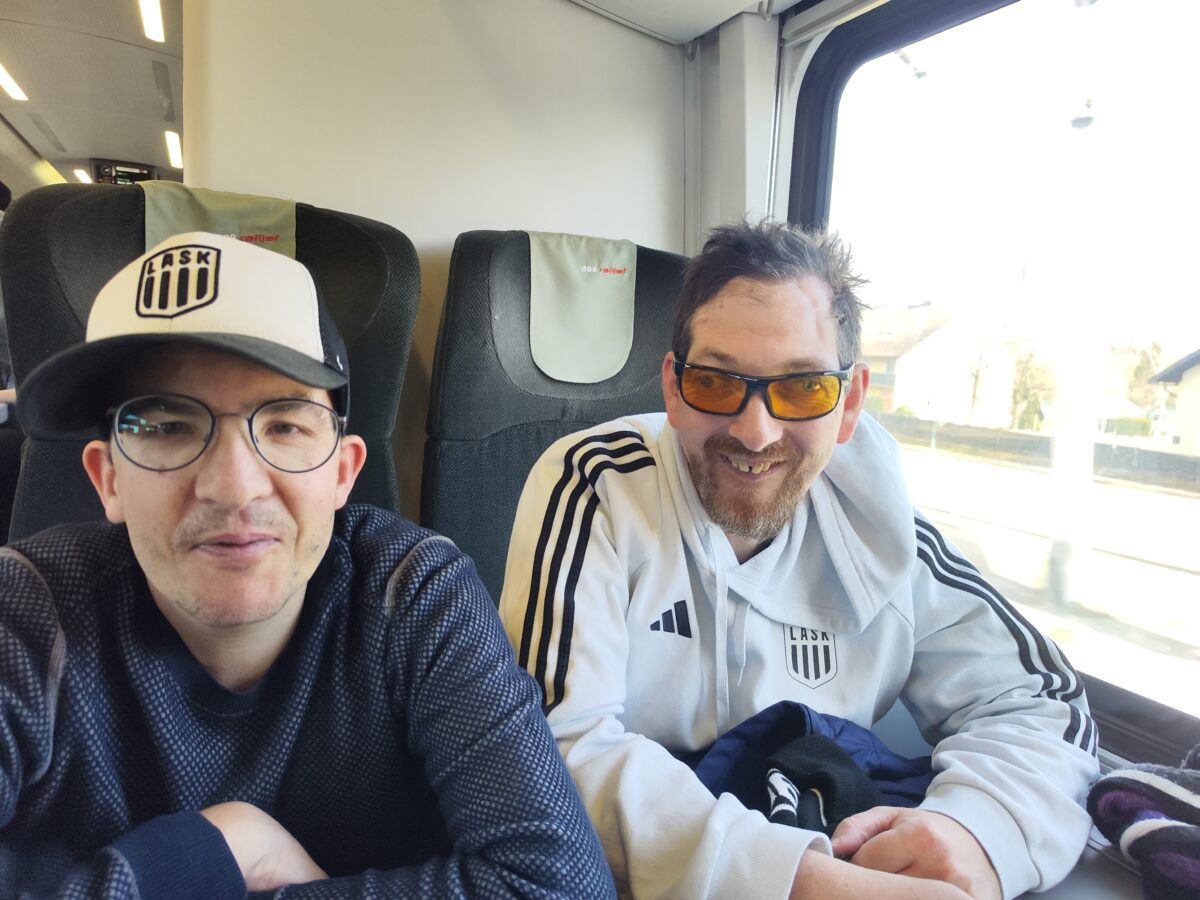 zwei Männer sitzen im Zug