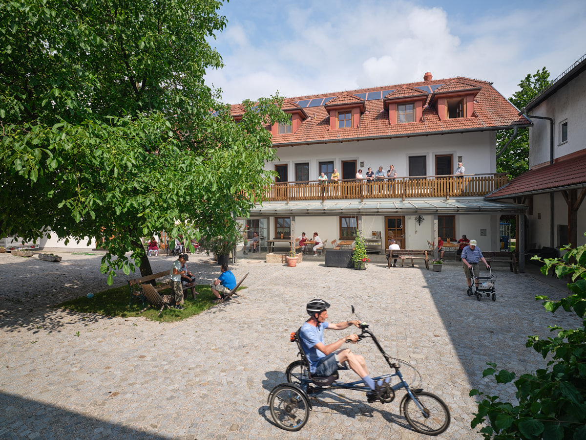 reges Bewohnerleben im Innenhof des Hofes Schlüßlberg