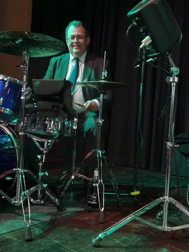 Mann am Schlagzeug