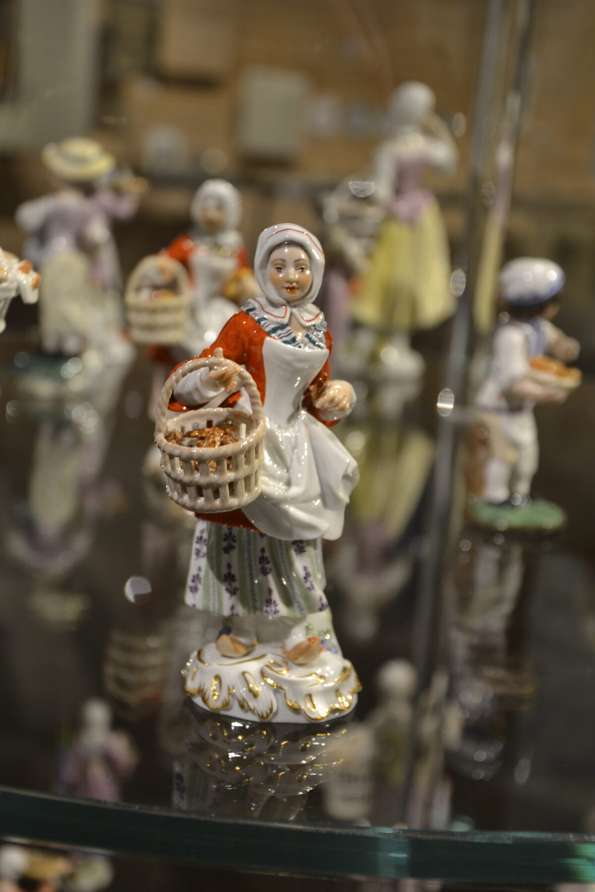 Mießner Porzellan Figur: Frau mit Korb, darin liegen Kornspitze