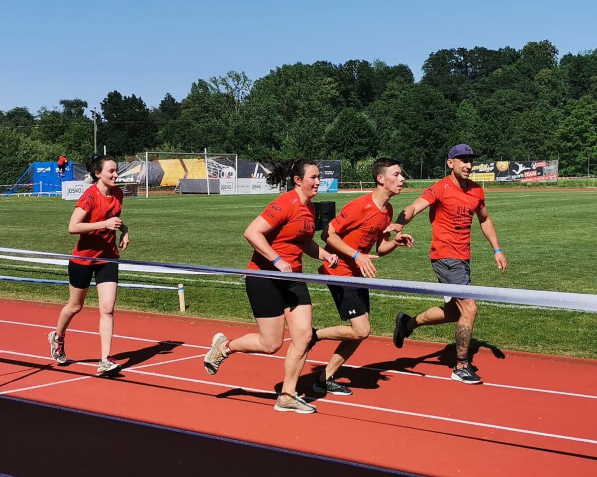 Gruppe läuft, eine Läufer motiviert einen Kollegen