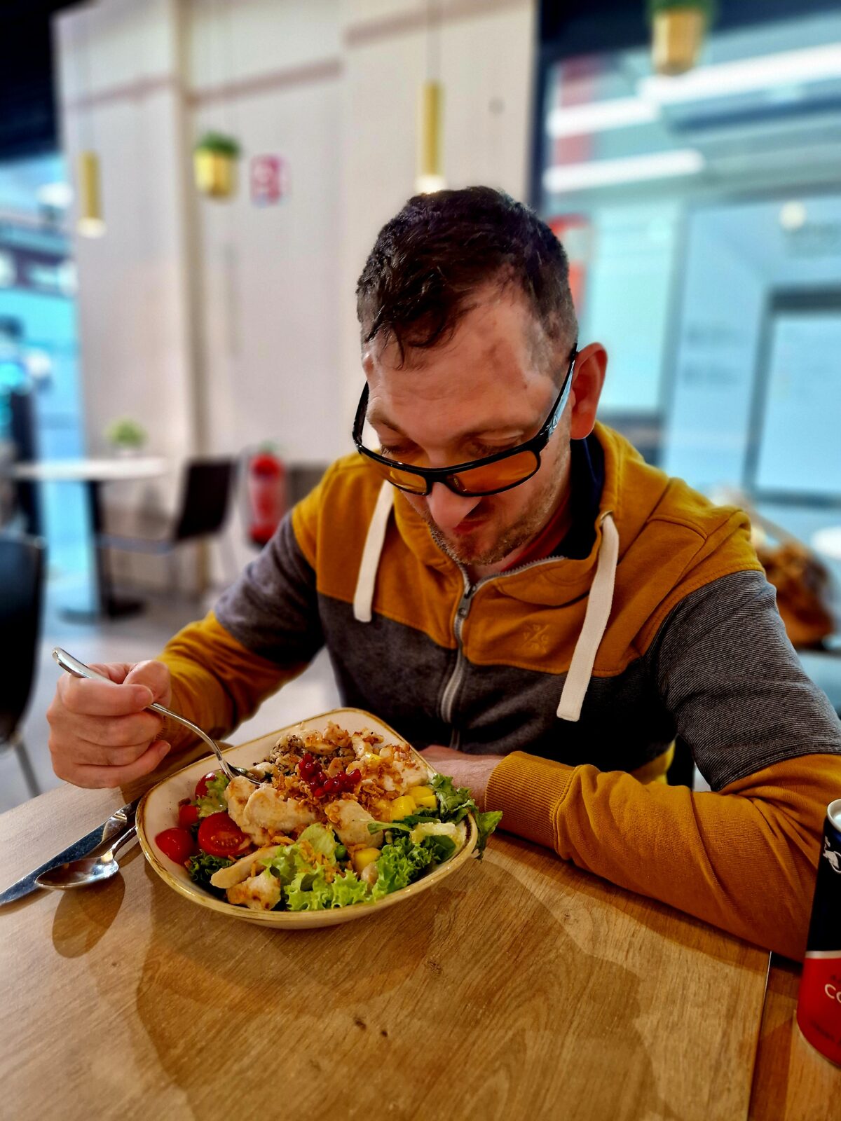 Mann isst Gnocchi im Restaurant