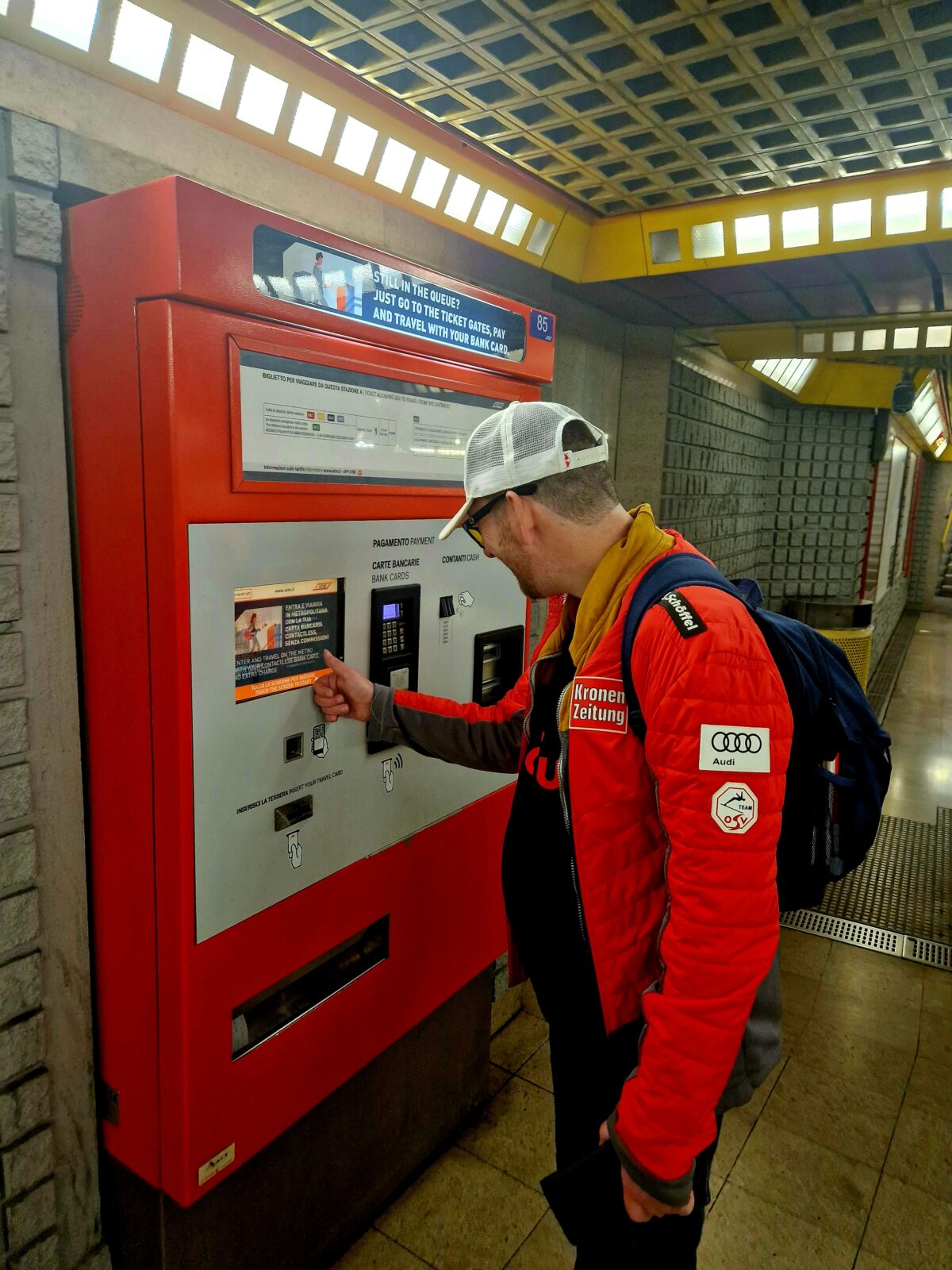 Mann am Fahrschein-Automat