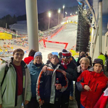 Gruppe vor dem Schi-Hang beim Nightrace in Schladming