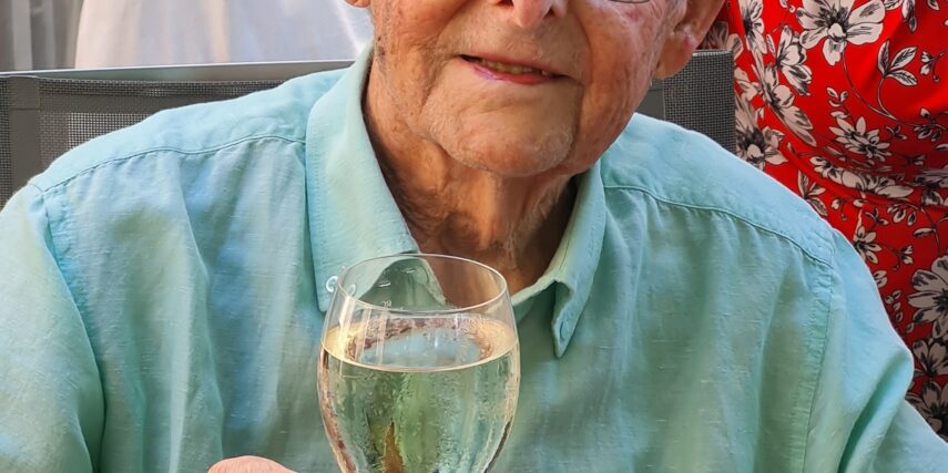 alter Mann mit Weinglas
