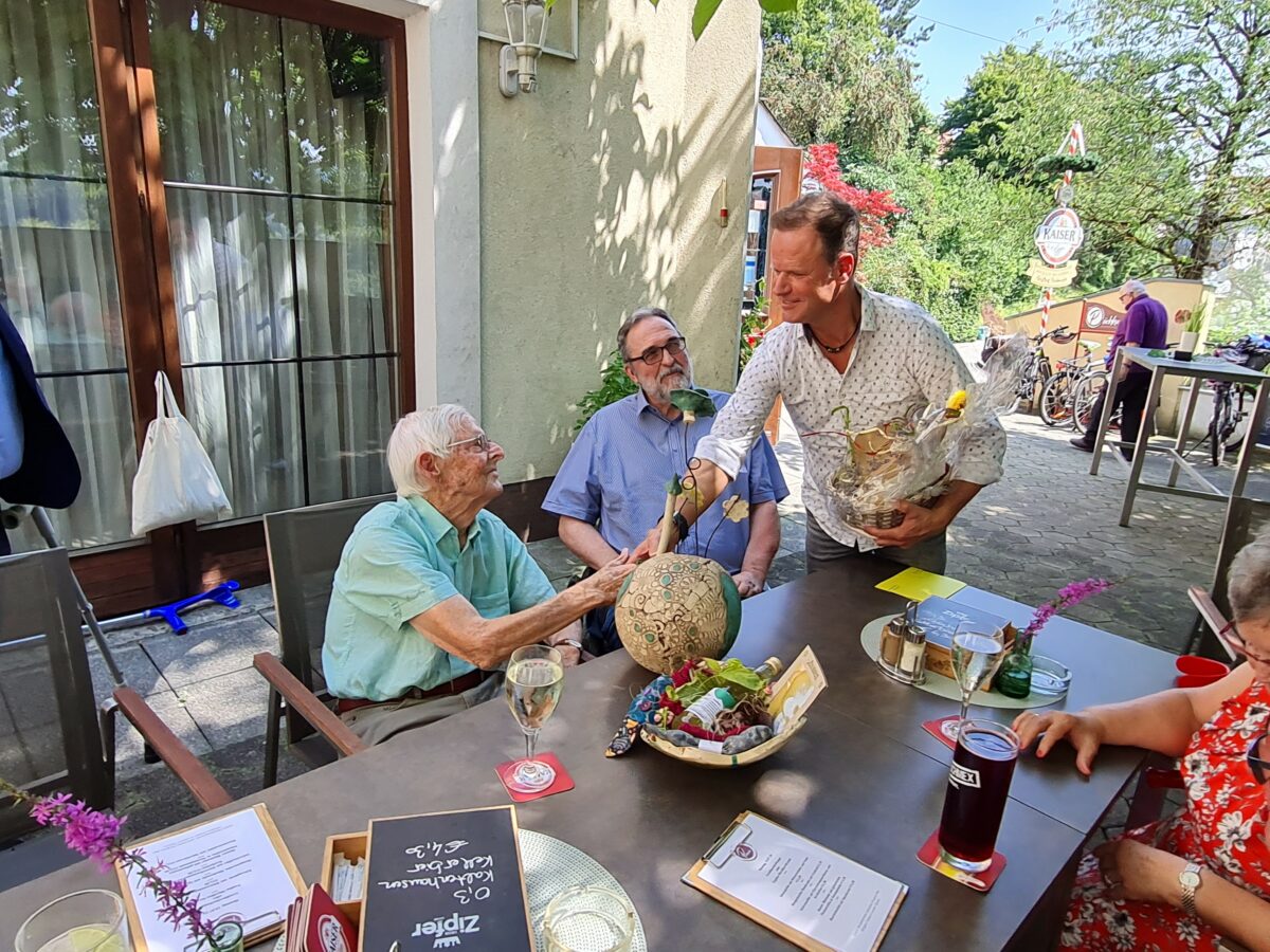 Mann überreicht Geschenkkorb