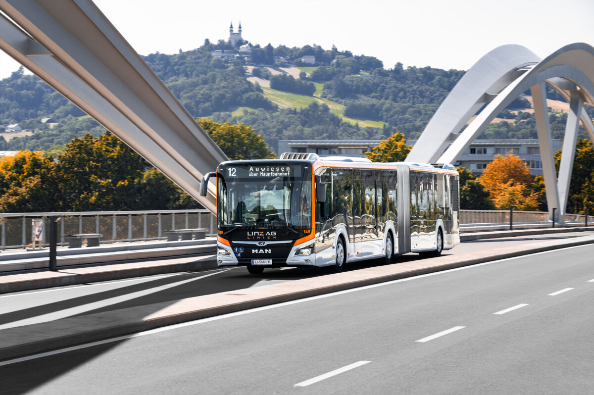 Bus der Linie 12 fährt über die neue Linzer Eisenbahnbrücke